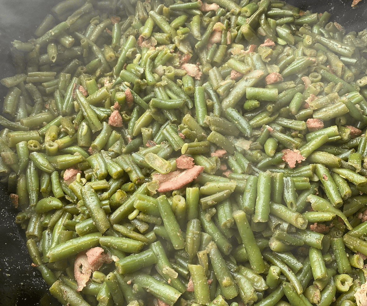 Green beans with smoked meat pieces