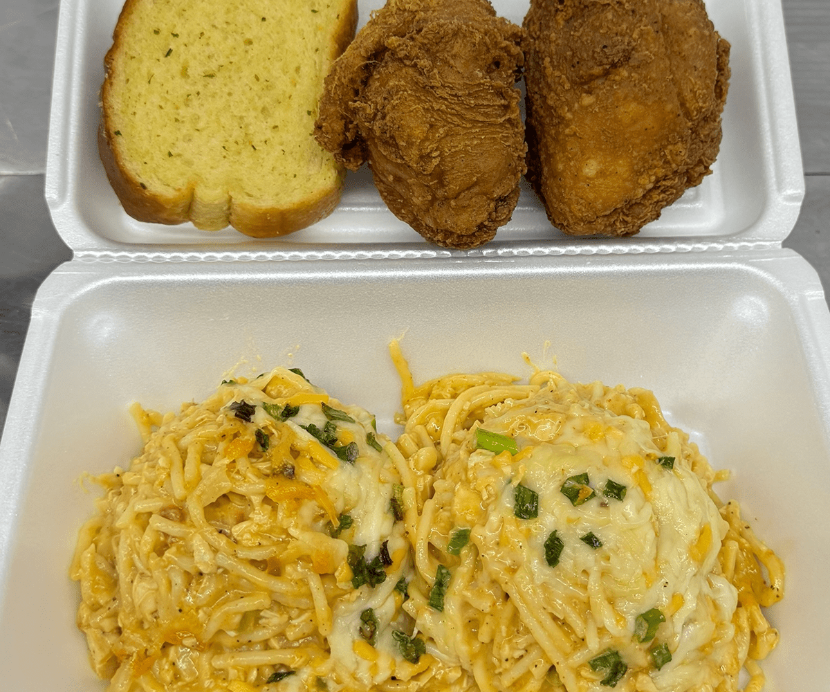 Fried chicken with pasta and bread